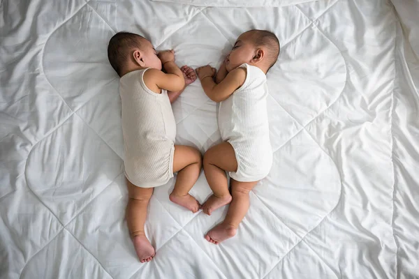 幸せな子供時代 ベッドの上でベッドの上で新生児同じ男の子の双子を寝て アジアの二つの愛らしい双子の赤ちゃん男の子 家族の人々幼児 — ストック写真
