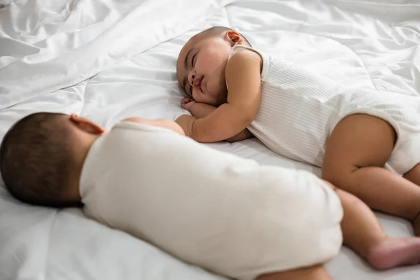 Infância Feliz Dormindo Recém Nascido Idêntico Meninos Gêmeos Cama Quarto — Fotografia de Stock