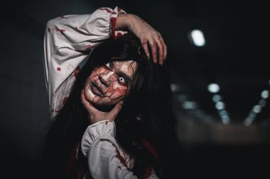 Korkunç, kana susamış hayalet ya da zombi kadın. Karanlık bir gecede boynunu kırıyor. Cadılar Bayramı 'nız kutlu olsun.