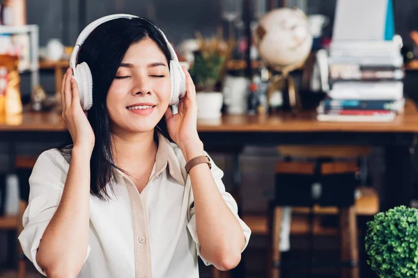 Business Women Lifestyle Freelance Sitting Alone Using Earphones Listening Music —  Fotos de Stock