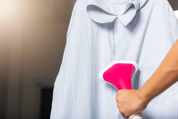 Primer Plano Mujer Que Usa Generador Vapor Eléctrico Mano Mientras — Foto de Stock