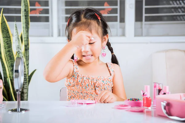 Happy Kid Beautiful Make Cosmetics Toy Asiático Adorável Engraçado Menina — Fotografia de Stock