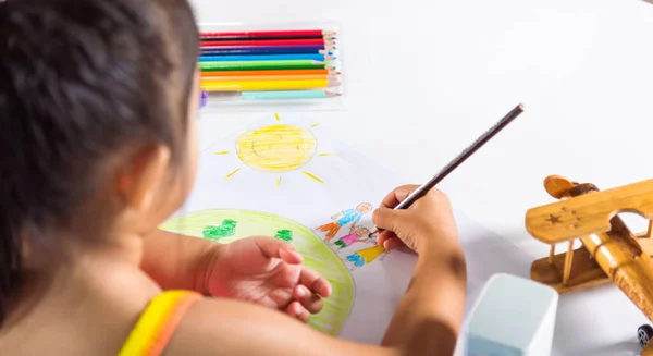 Happy Child Little Girl Kolorowy Rysunek Rodziny Stojącej Trzymać Się — Zdjęcie stockowe