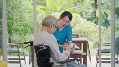 Asyalı, genç hemşire hapları tekerlekli sandalyedeki yaşlı hasta yaşlı bir adam huzurevine gittiğinde ona ilaç yazar. İlaç ve sağlık hizmetleri