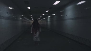 Korkunç zombiler hayalet gibi yürüyor. Asyalı kadın, hayalet, korkunç, tüylü, yüzü kan içinde terk edilmiş, karanlık tonda kamerayı takip eden, bayan makyaj zombisi, Cadılar Bayramı 'nız kutlu olsun.