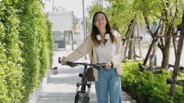Asiática Jovem Caminhando Lado Com Bicicleta Verão Parque Campo Livre — Vídeo de Stock