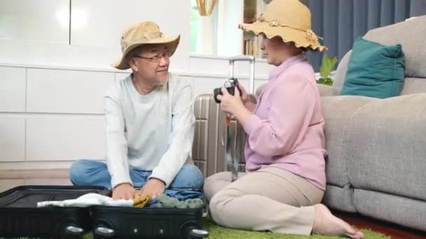 Ταξίδια Και Τουρισμός Ευτυχισμένο Ώριμο Ζευγάρι Συνταξιούχων Διακοπές Σαββατοκύριακο Φωτογραφία — Αρχείο Βίντεο