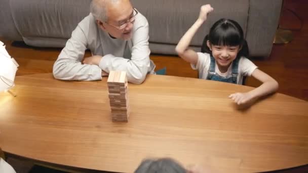 Glada Morföräldrar Asiatiska Familjen Njuta Att Spela Leksak Block Med — Stockvideo