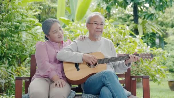 Feliz Casal Dois Idosos Asiáticos Idosos Tocando Guitarra Enquanto Sua — Vídeo de Stock