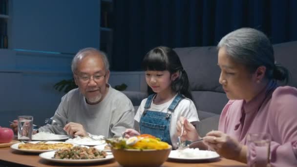 Glückliche Asiatische Familie Großvater Und Enkelin Essen Auf Dem Tisch — Stockvideo