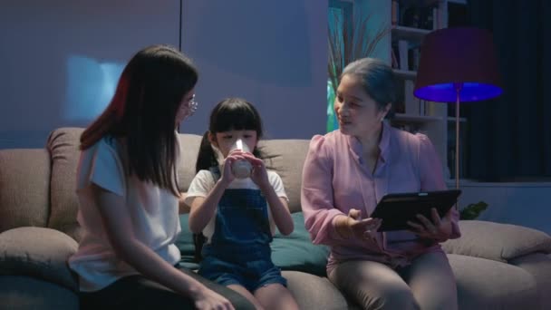Щаслива Бабуся Азіатської Сім Внучка Танцюють Вночі Цифровим Планшетом Мати — стокове відео