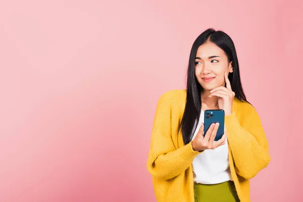 Feliz Retrato Asiático Bonito Bonito Jovem Mulher Animado Sorrindo Segurando — Fotografia de Stock