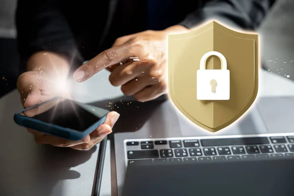 安全网络 商人们指指点点手机的屏幕 3D金色盾牌 带有锁图标 用于在笔记本电脑上保护网络隐私的未来技术 — 图库照片