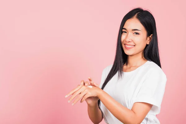 Portret Van Aziatische Mooie Jonge Vrouw Aanbrengen Lotion Cosmetische Moisturizer — Stockfoto