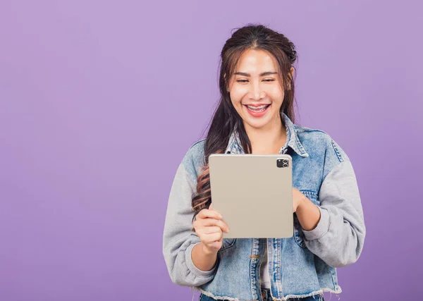 Portrait Asian Beautiful Young Woman Smiling Using Tablet Computer Happy — Foto de Stock
