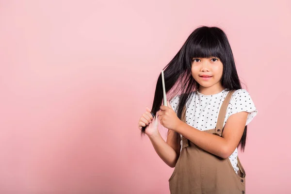 Asian Little Kid Years Old Hold Comb Brushing Her Unruly — Stockfoto
