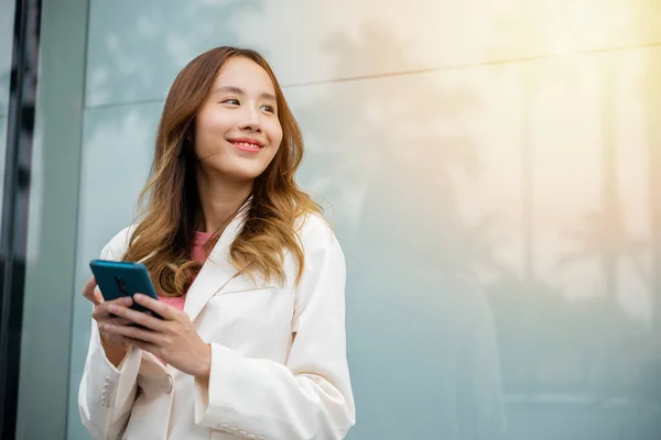 Porträt Erfolgreiche Geschäftsfrau Lächelt Und Hält Ihr Smartphone Mit App — Stockfoto