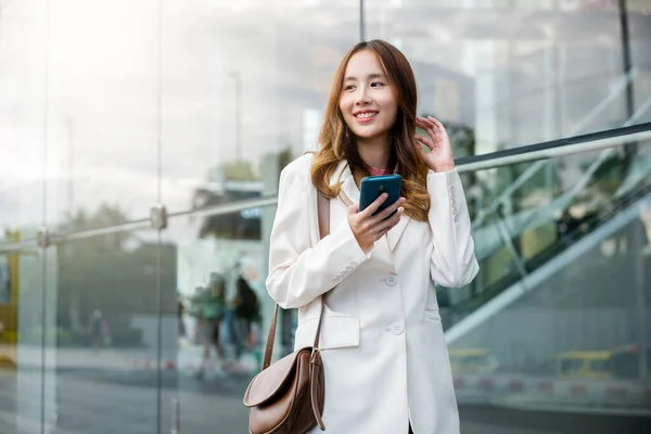 Porträt Erfolgreiche Geschäftsfrau Lächelt Und Hält Smartphone Anwendung Chat Morgen — Stockfoto