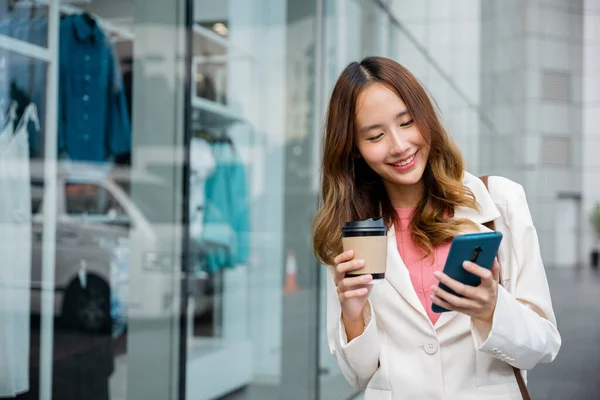 Happy Business Woman Hold Mobile Phone Paper Cup Hot Drink — ストック写真