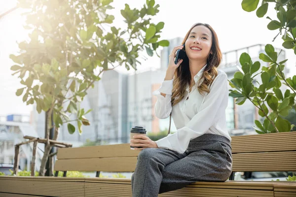 Ευτυχισμένη Χαμογελαστή Επιχειρηματίας Κάθεται Μιλάμε Στο Κινητό Τηλέφωνο Έξω Από — Φωτογραφία Αρχείου