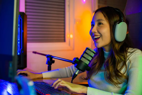 Asian Young Gamer Woman Wear Headphones Playing Video Games Online — Foto Stock