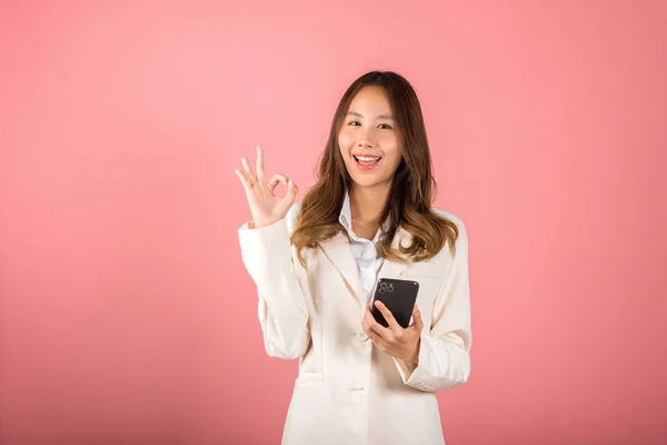 Happy Asian Portret Piękne Słodkie Młoda Kobieta Podekscytowany Trzymając Telefon — Zdjęcie stockowe