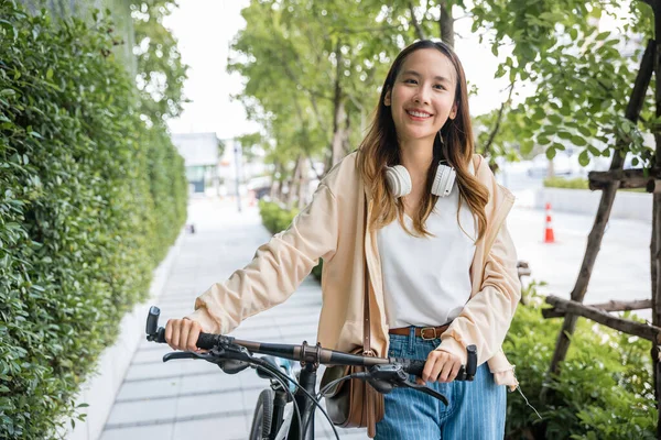 Lifestyle Ασιατική Νεαρή Γυναίκα Πόδια Παράλληλα Ποδήλατο Για Καλοκαίρι Στην — Φωτογραφία Αρχείου