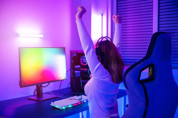 Победа Азиатский Геймер Играющий Онлайн Видеоигру Взволнован Настольном Компьютере Красочные — стоковое фото