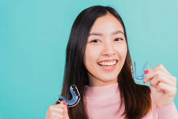 아시아인아름다운 미소짓는 모습에는 실리콘 치과용 독물이 치아를 다음에는 도구를 보관하고 — 스톡 사진