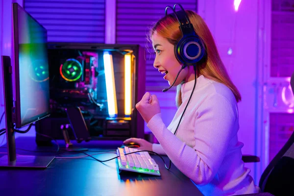 Ganar Victoria Jugador Asiático Que Juega Videojuego Línea Excitado Computadora — Foto de Stock