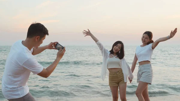 즐거운 친구들 스마트폰으로 포즈를 취하고 해변에서 휴일에 즐거운 시간을 보내며 — 스톡 사진