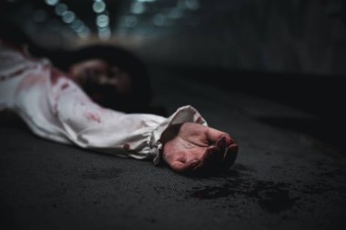 Kapalı el, yerde kana susamış hayalet kadının kanıyla, cinayet masası kadını kanlı kanlı kanlı ellerle işkence ve yardım, cinayet ve suç, Cadılar Bayramı korku günü konsepti