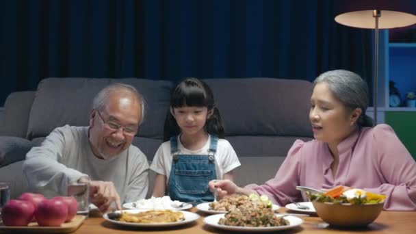 Happy Asijské Rodina Babička Dědeček Vnučka Stolování Stole Baví Doma — Stock video