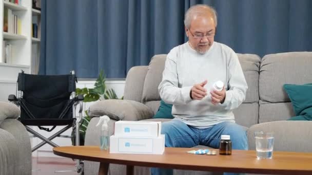 Asiático Preocupado Homem Sênior Com Pílulas Medicina Ele Leu Sobre — Vídeo de Stock