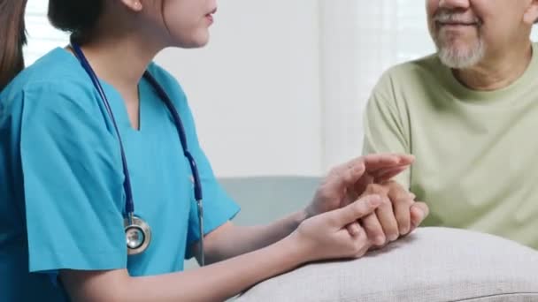 Internationale Dag Van Ouderen Verzorgende Verpleegkundige Helpt Bejaarde Oude Man — Stockvideo