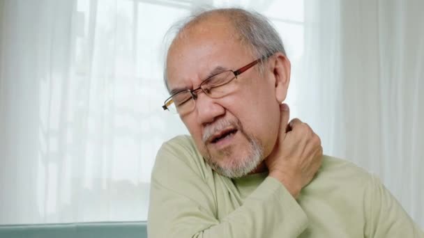 Old Man Suffering Nape Neck Pain Home Elderly Acute Neckaches — Stock Video