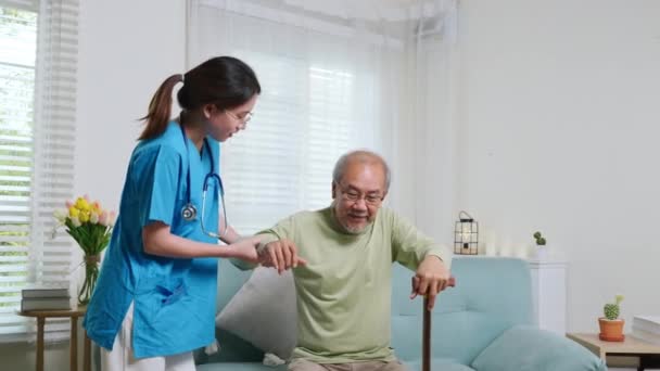Internationale Dag Van Ouderen Jonge Verzorger Ondersteunen Helpen Senior Man — Stockvideo