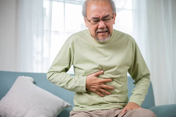 Vecchio Asiatico Anziano Seduto Sul Divano Con Mal Stomaco Vecchiaia — Foto Stock