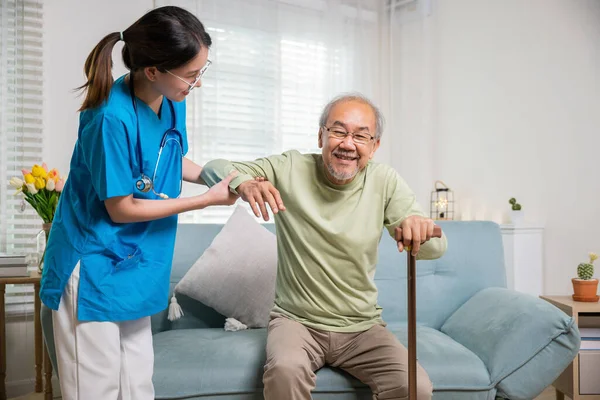 Internationella Dagen För Äldre Ung Vårdare Stödja Hjälpa Senior Man — Stockfoto