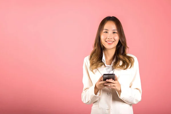 아시아인 사진아름다운 귀여운 여자웃는 소녀가 분홍색 배경으로 스마트폰 스튜디오에서 고립된 — 스톡 사진