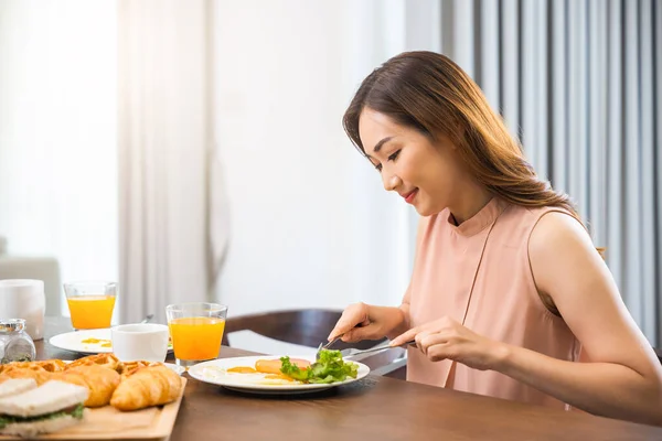 Asiática Jovem Mulher Sentada Cozinha Comida Mesa Tendo Comido Café — Fotografia de Stock