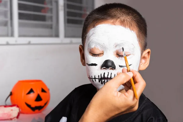 Portrait Woman Applying Color Brush Child Face Party Home Family — Foto Stock