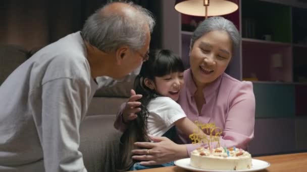 Wszystkiego Najlepszego Dziadek Rodziny Babcia Przytulając Wnuczkę Uczucie Wdzięczności Podczas — Wideo stockowe