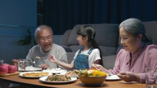 Feliz Família Asiática Avó Avô Neta Jantando Mesa Divertindo Durante — Vídeo de Stock