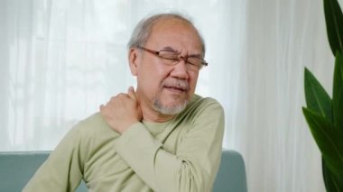 Üzgün, boynu ağrıyan, boynu ağrıyan, evde boynu ağrıyan, yaşlı, akut boyunlu, yaşlılıktan emekli olmuş, sağlıksız hastalıklı, sağlık sorunları olan yaşlı bir adam.