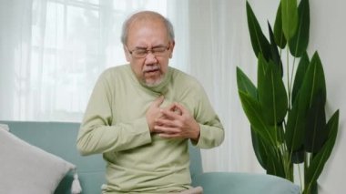 Yaşlı adam göğsüne dokunuyor kalp krizi geçiriyor, Asyalı yaşlı adam doğuştan kalp ağrısı çekiyor. Kalbi ağrıyor, yaşlılık emekliliği sağlık sorunları var.