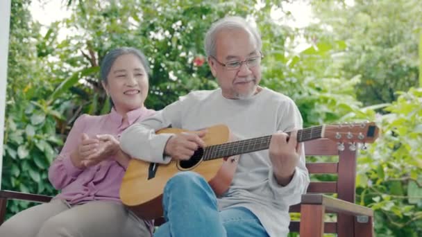 Azjatycki Starszy Para Starsi Mężczyzna Gra Gitarze Podczas Gdy Jego — Wideo stockowe