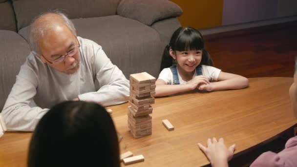Mutlu Büyükbabalar Asyalı Aileler Küçük Kızlarıyla Birlikte Gece Evde Otururken — Stok video
