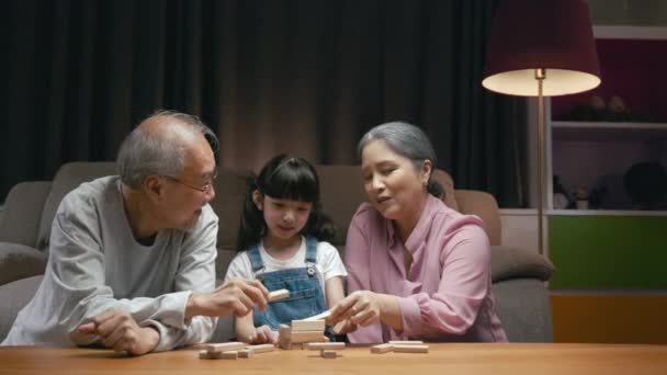 Feliz Familia Asiática Abuelos Madre Celebrando Disfrutar Cantando Cumpleaños Canción — Vídeo de stock