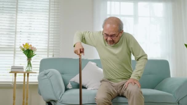 Ασιάτης Γέρος Γυαλιά Για Σηκωθεί Από Καναπέ Μπαστούνι Ηλικιωμένος Που — Αρχείο Βίντεο